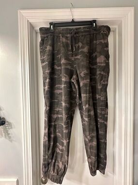 Women’s Camo Jogger Pants - Olive Green